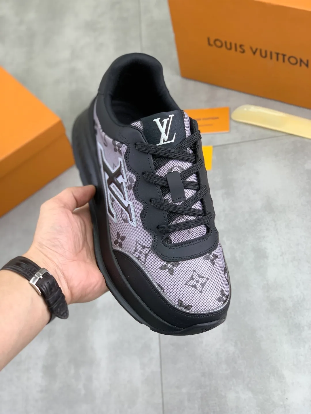 Men's men's shoes💰P440💰[New model]🆘[Louis Vuitton] LV official website latest model🎁casual and fashionable men's shoes👟hot style💥simple and elegant style, exclusive for trendy men. Unique official website latest brand elements👑original decoration, fashionable and generous, the fabric is made of original calfskin➕comfortable and breathable mesh lining➕pig skin lining ✅The official website specifies wear-resistant casual outsole, the classic model is taken in real life🎬Color: 2️⃣colors available😍Number of codes: 38-44 (45 46 customized)